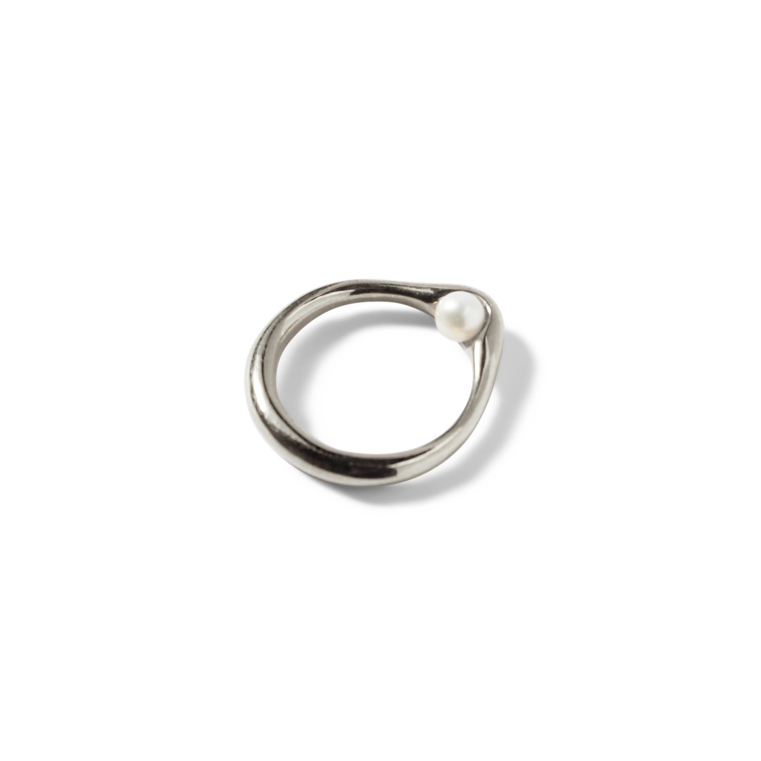 Peering Pearl Ring - Sterling Silver – Momoko Hatano Jewellery