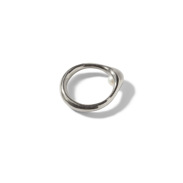 Peering Pearl Ring - Sterling Silver
